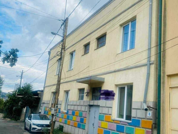 სასწრაფოდ იყიდება სკოლის შენობა, სადაც მიმდინარეობს სწავლა, საუკეთესო ფასად!