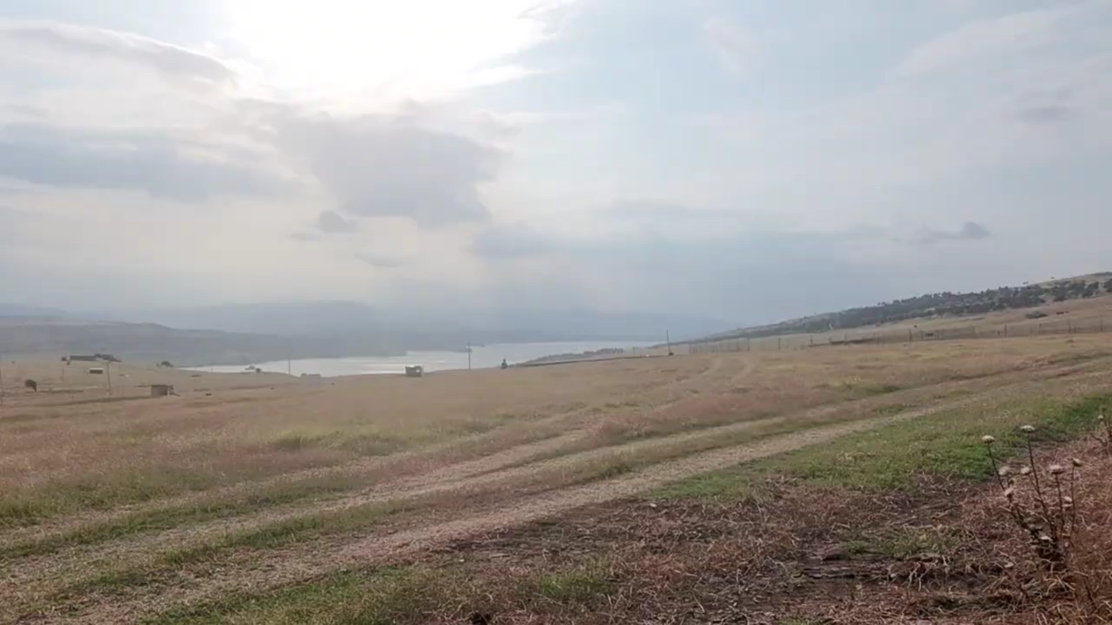 სასწრაფოდ იყიდება მიწა თბილისის ზღვაზე, ყველა კომუნიკაცია ადგილზეა!