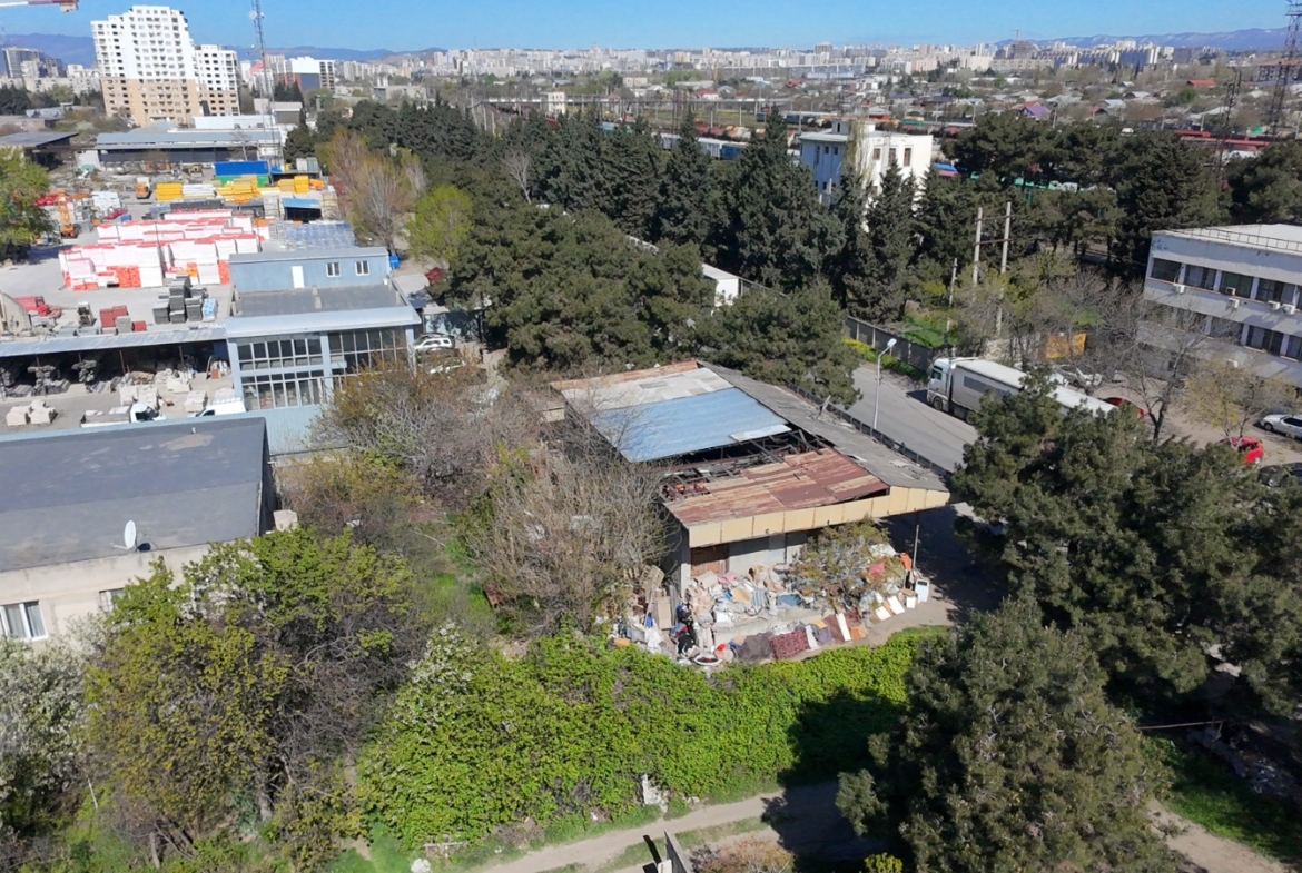 სასწრაფოდ იყიდება, ქინძმარაულის ქუჩაზე, 2500 კვ.მ ფართობის შენობანაგებობა!