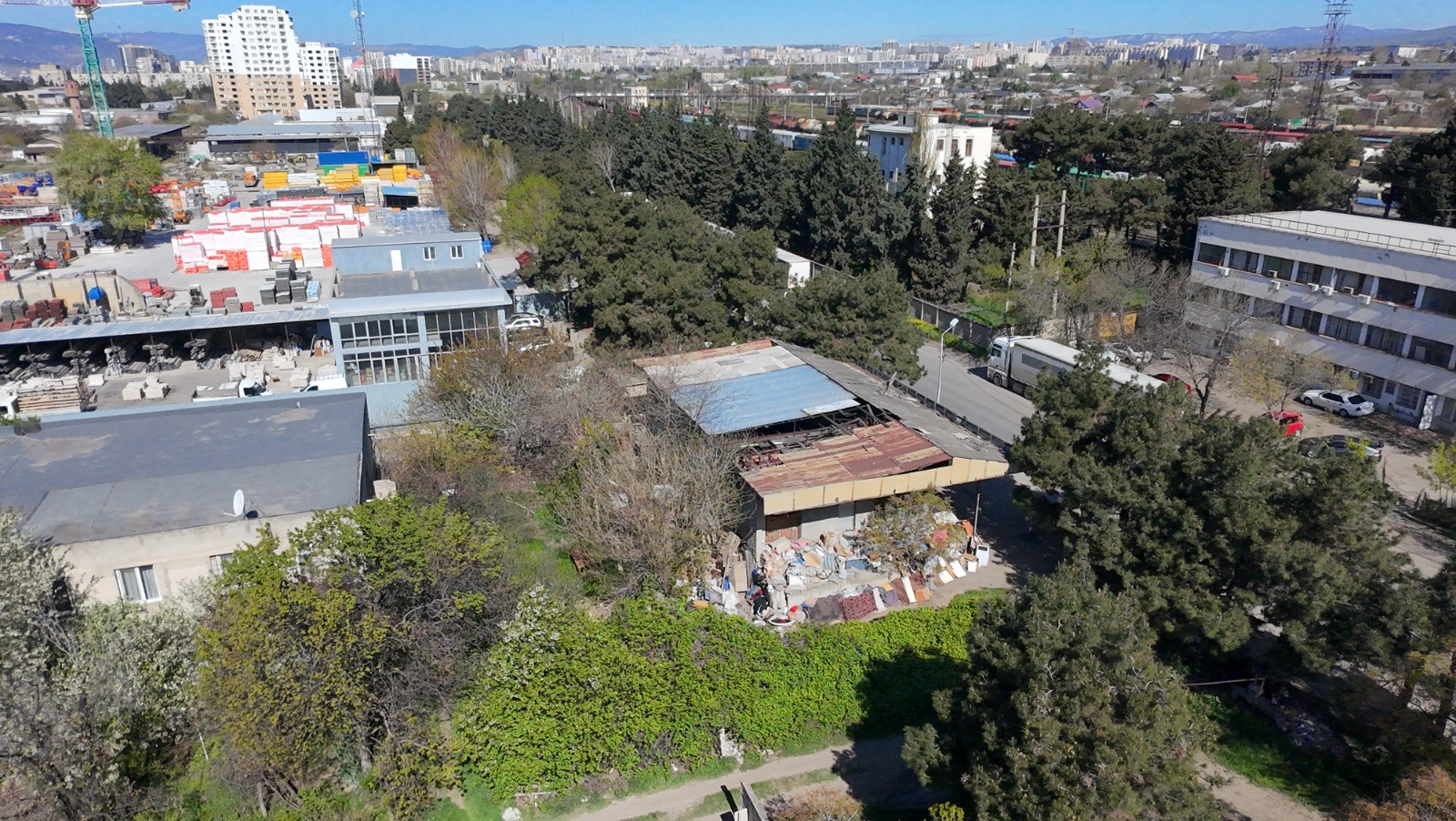 სასწრაფოდ იყიდება, ქინძმარაულის ქუჩაზე, 2500 კვ.მ ფართობის შენობანაგებობა!