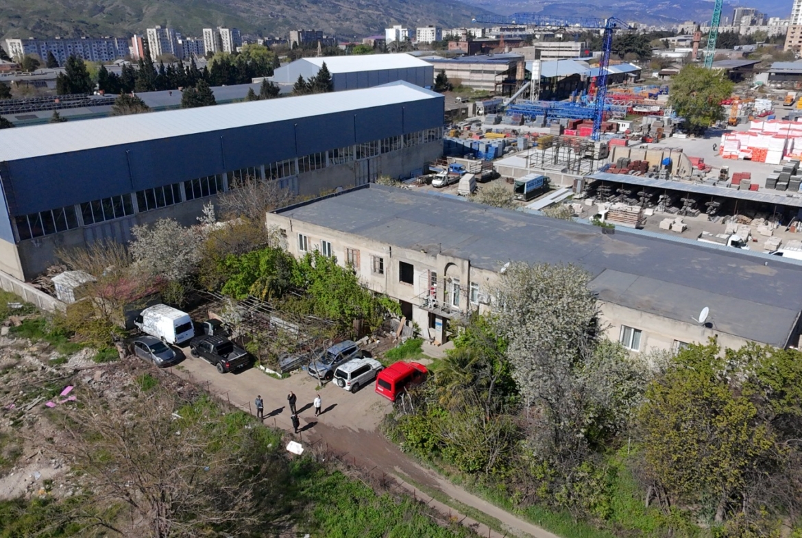 სასწრაფოდ იყიდება, ქინძმარაულის ქუჩაზე, 2500 კვ.მ ფართობის შენობანაგებობა!