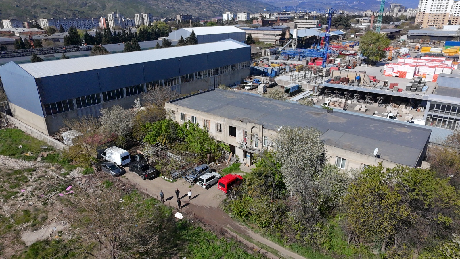 სასწრაფოდ იყიდება, ქინძმარაულის ქუჩაზე, 2500 კვ.მ ფართობის შენობანაგებობა!