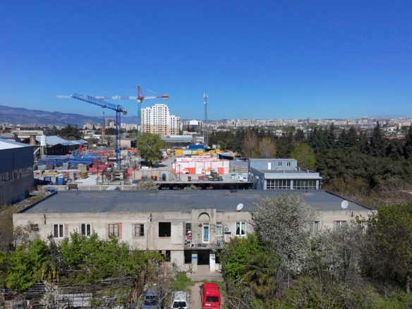 სასწრაფოდ იყიდება, ქინძმარაულის ქუჩაზე, 2500 კვ.მ ფართობის შენობანაგებობა!